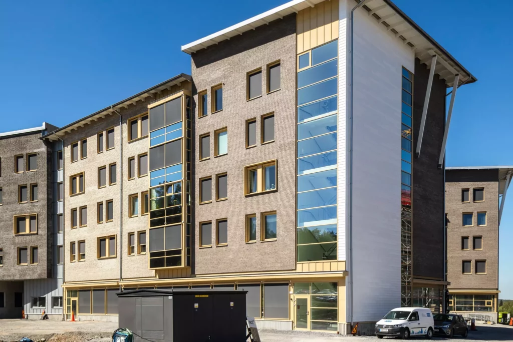 Kronan, Luleå, vård- och omsorgsboende, med entrén i förgrunden. Byggnaden har fyra våningar med fasad i tegel.