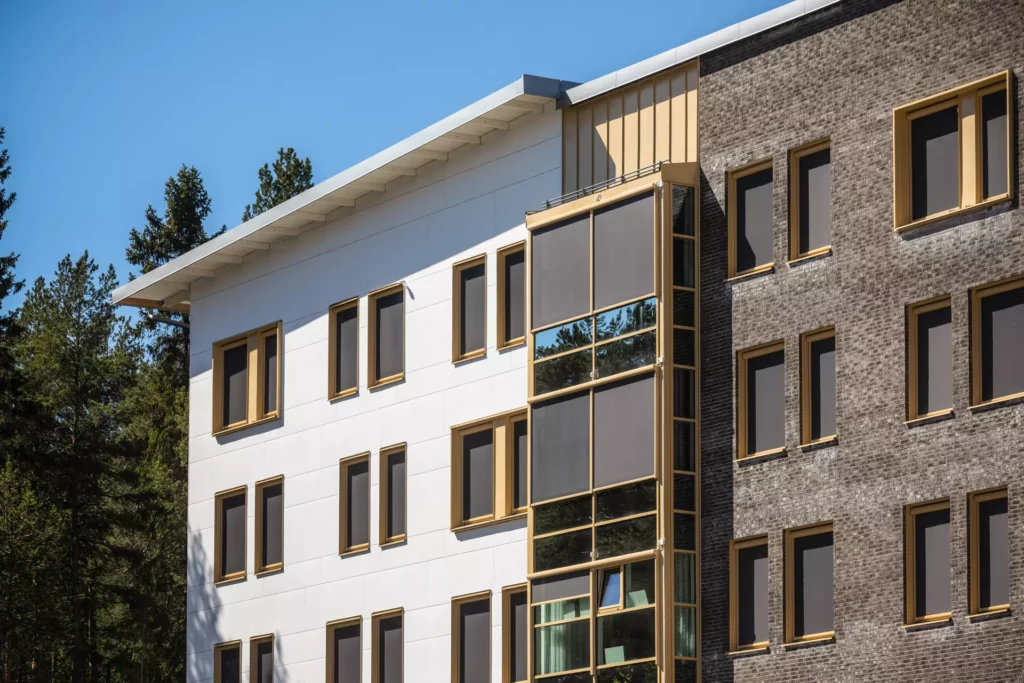 Kronan, Luleå, vård- och omsorgsboende, med fasad i vitt och brunt.