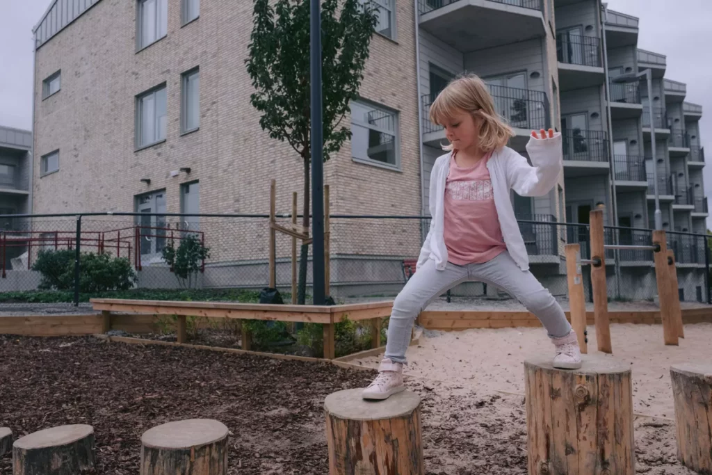 Barn som leket på skolgård 