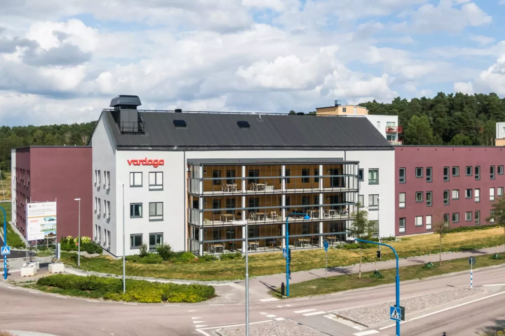 Äldreboendet Villa Idun i Enköping fotograferat från gatan. Fasaden är till största delen vit och stora terum finns på varje våningsplan. Byggnaden har tre våningar.