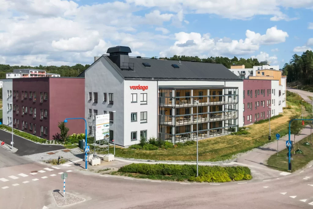 Villa Idun med sin sin fasad av vita och rosaaktiga delar. 


Äldreboendet Romberga i Södertälje har tre våningsplan och på fotot ses byggnaden från gatan. Fasaden är vit och rosaaktig i olika partier.
