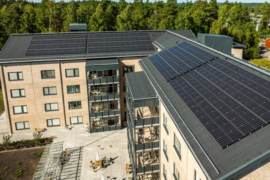 Äldreboendet Måsnaren fotograferat snett uppifrån så att solpanelerna på taket syns tydligt.