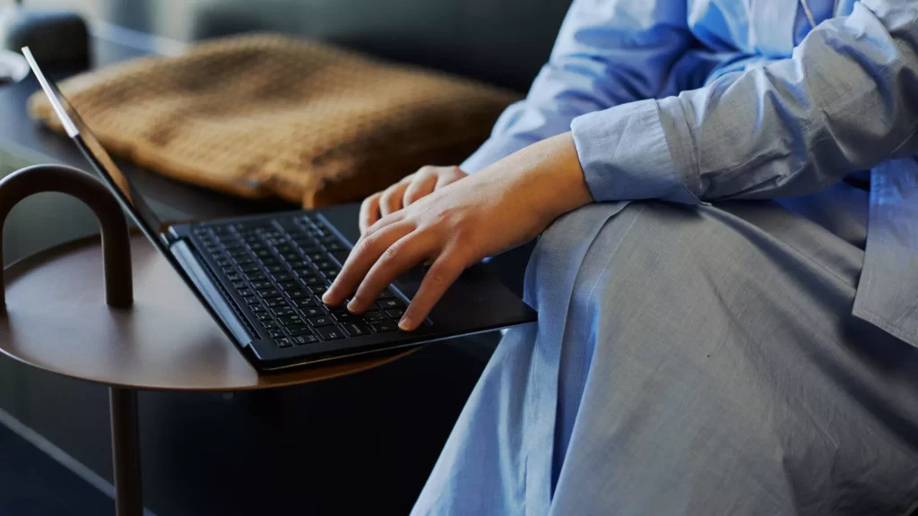 En person som skriver på en laptop