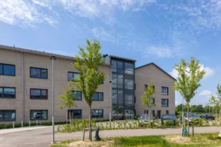 Äldrebpoendet Nåden i Halmstad har beige fasad i tegel och är tre våningar.