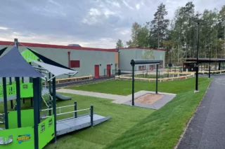 Södra Källtorps förskola i Västerås har en milt grön fasad med röda fönsterfoder.