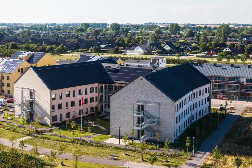 Villa Vikhem i Staffanstorp är ett äldreboende som är byggt i tre våningar med ljus fasad.