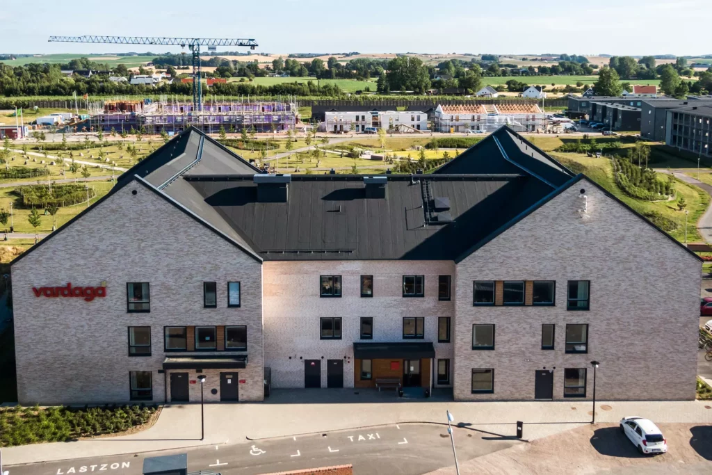 Villa Vikhem har tre våningar och ljus fasad.