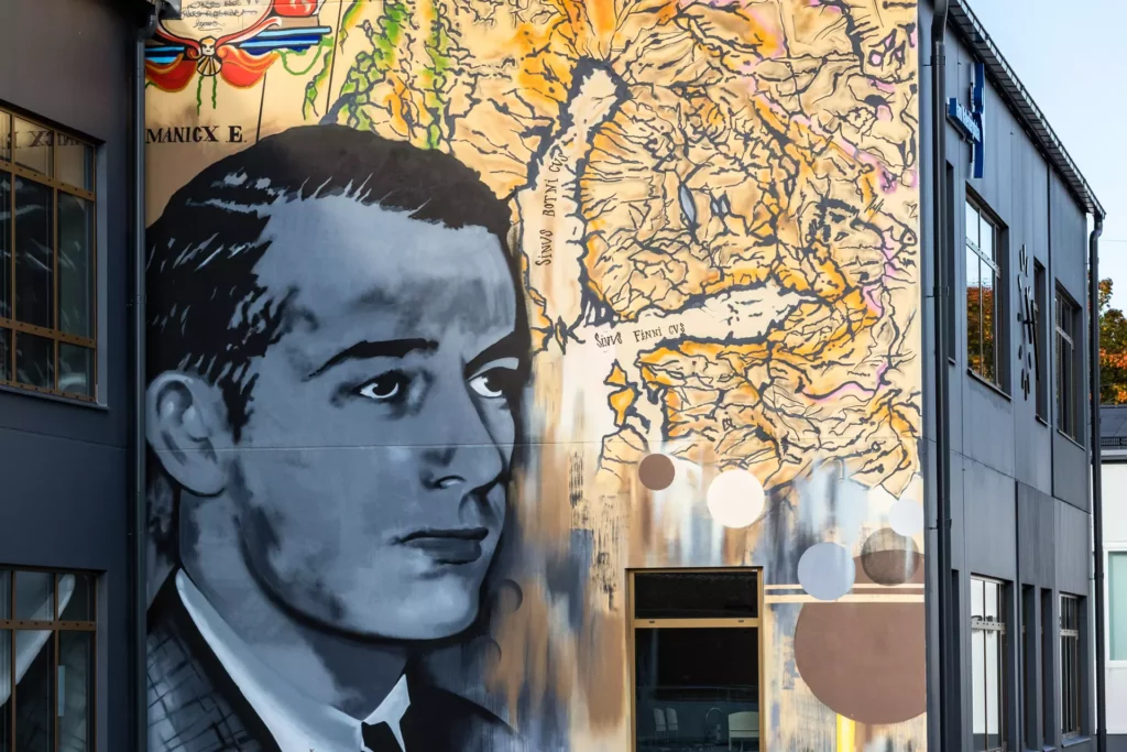 En muralmålning av Raoul Wallenberg i svartvitt mot en bakgrund av karta över Norden i färg.