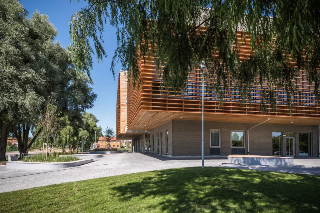 Ett överskjutande parti med träribbor från våning två på skolbyggnaden.