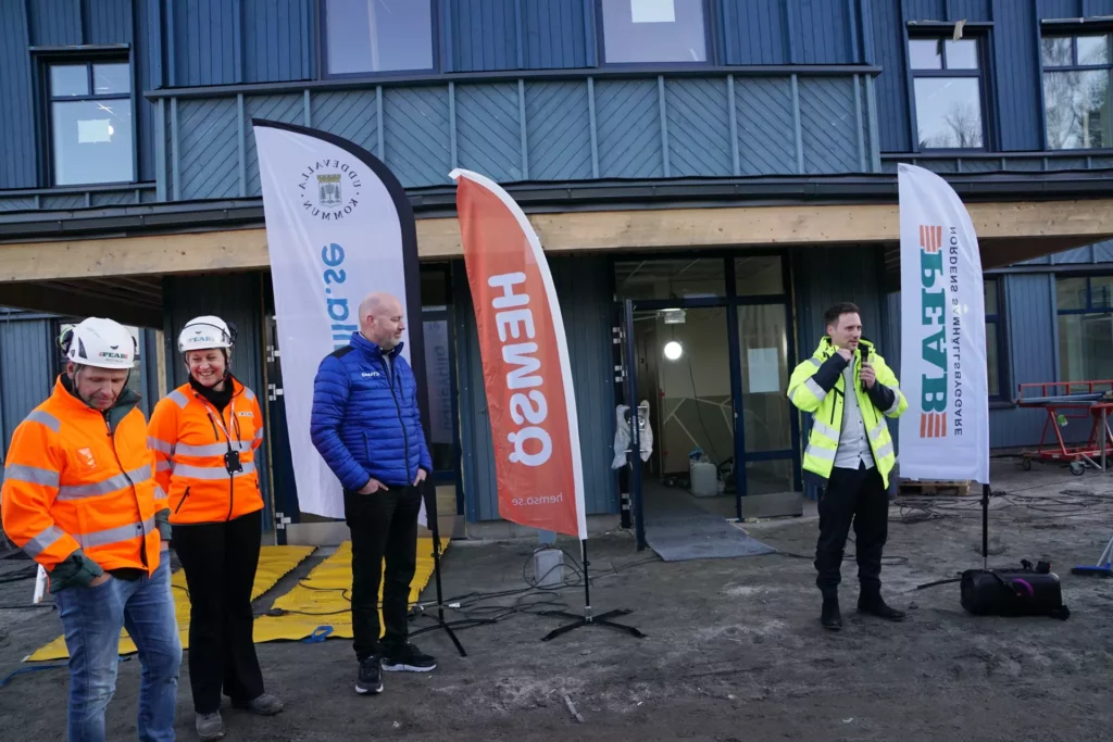 Bild från Öppet hus där involverade parter i projektet Ljungs-Hälle förskola samlades och berättade om byggnationen och visade runt föräldrar och andra intressenter på plats