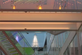 Glaspartier från interiören av  byggnaden Neo.