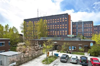 En tegelbyggnad på sex våningar med många fönster.