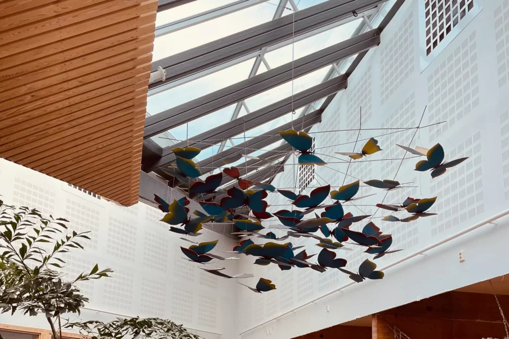 Konstinstallation i taket i lokalerna för Campus Tensta, tidigare Tensta gymnasium