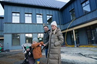 föräldrar som besöker nya Ljungs-Hälle förskola på ett öppet hus i mars 2023, förskolan står färdig till sommaren 2023