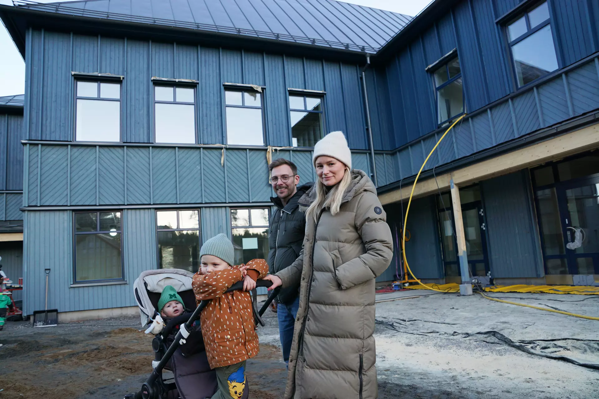 föräldrar som besöker nya Ljungs-Hälle förskola på ett öppet hus i mars 2023, förskolan står färdig till sommaren 2023