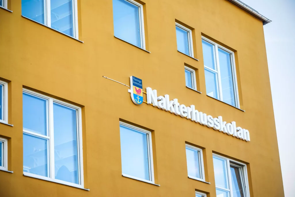 Nakterhusskolans gula fasad och namnet på skolan tillsammans med Haninge kommuns vapen syns på fotot.