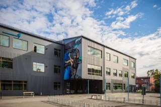 Skola fotad utifrån