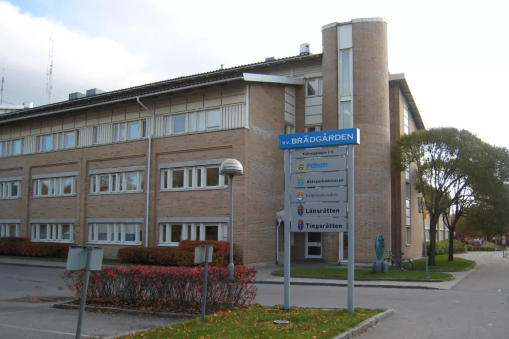 Tegelbyggnad med tre våningar 