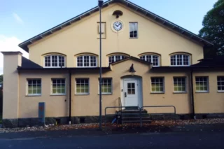 Äldre putsad 2,5 vånings byggnad