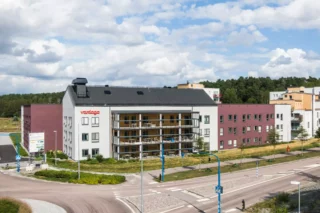 Ett modernt boende för äldre med fyra våningar och rymliga balkonger.