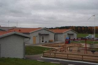 Skola med lekplats