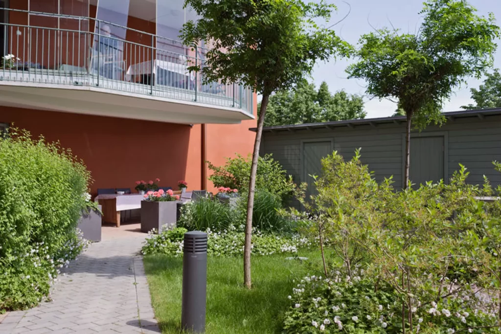 Utegård på äldreboende 