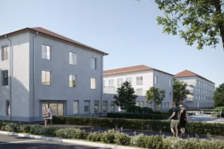 Gyllegården består av tre huskroppar med ljus fasad. Husen har tre våningar.