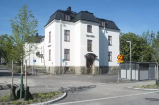 Stort vitt putsat hus
