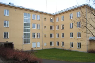 Putsat lägenhetshus