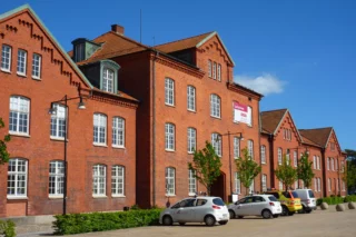 Gammal tegelbyggnad
