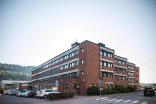 Stor flervåningsbyggnad i tegel