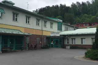 Tvåvåningsbyggnad med tegel och träfasad