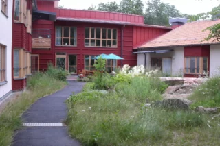Innergård med gräs och stenhäll
