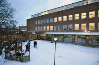 Skola i trevånings tegelbyggnad