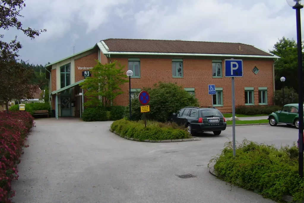 Vårdcentral med parkering framför