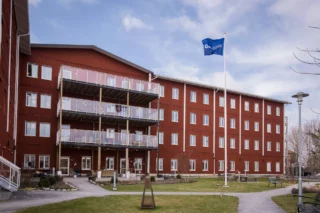 Äldreboende med en gräsmatta framför