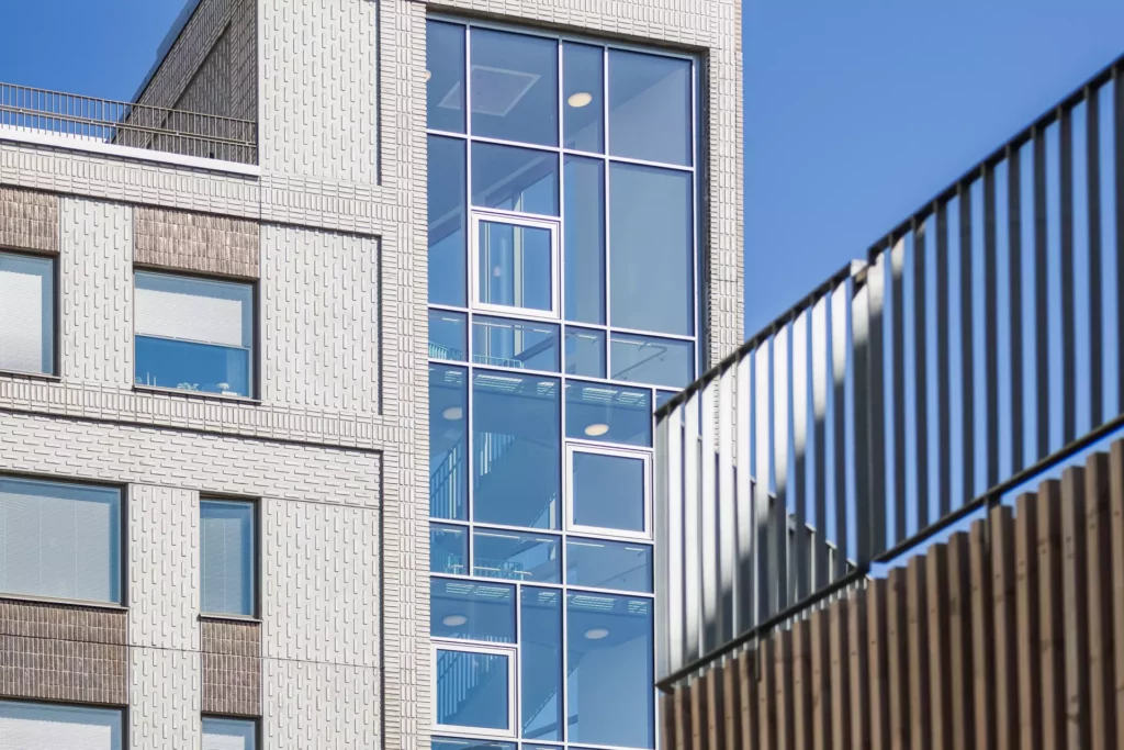 Fastighet i Göteborg, en kombinerad  skola och äldreboende som färdigställdes vid årskiftet 2022/2023.