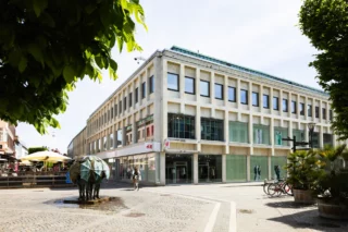 Herkules 34, fastighet i centrala Trelleborg med bland annat H&M och Region Skåne som hyresgäster.
