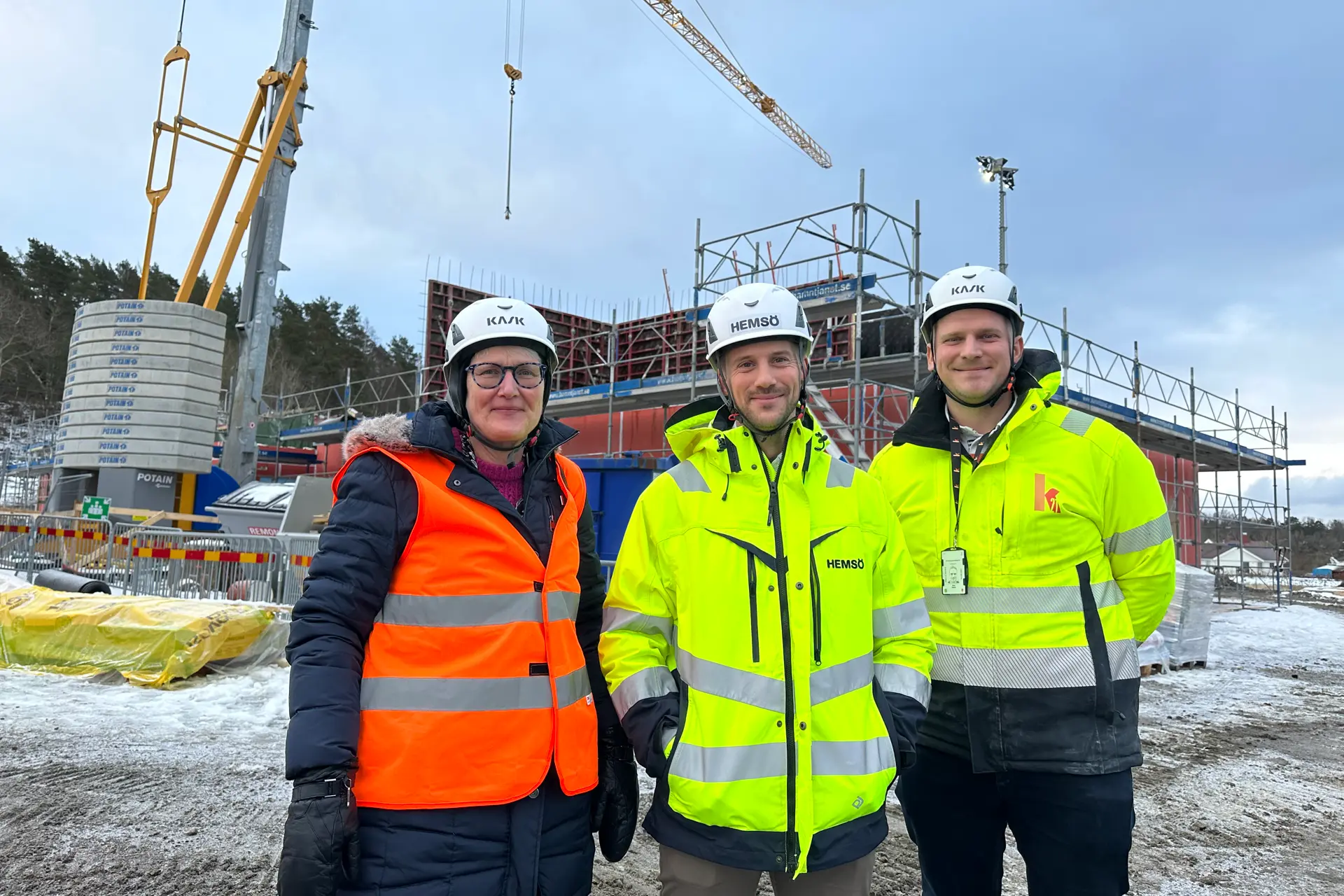 Birgitta Abdersson, projektledare samhällsbyggnad, Tobias Lagerwall, projektchef Hemsö och Simon Hagman, projektchef k21 framför den påbörjade byggnationen av Forshälla Strands förskola i Ljungskile.