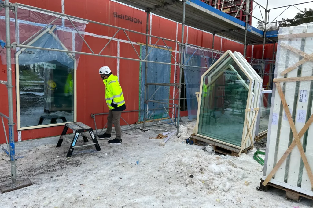 Pågående byggnation av en ny förskola i Ljungskile, bilden visar väggarna till nedre plan som monterats och de speciella fönster som förskolan har, i form av ett hus.