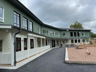 Fridhems förskola har en ljusgrön träfasad. Byggnaden är på två våningar.