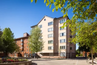 Skarpnäcks torg, fastigheten Flyghöjden 2 på Skarpnäcks allé 1 i Skarpnäck, söder om Stockholm.