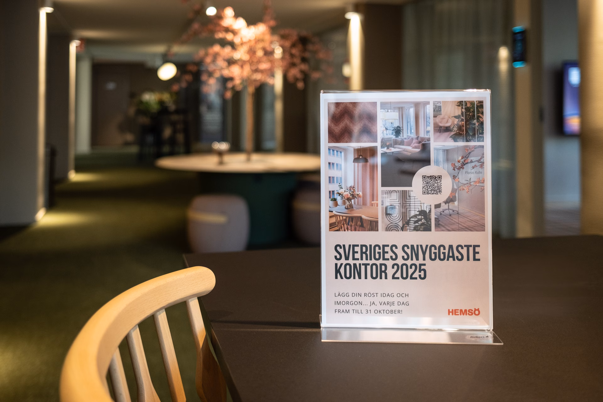 En skylt på ett bord i ett rum.