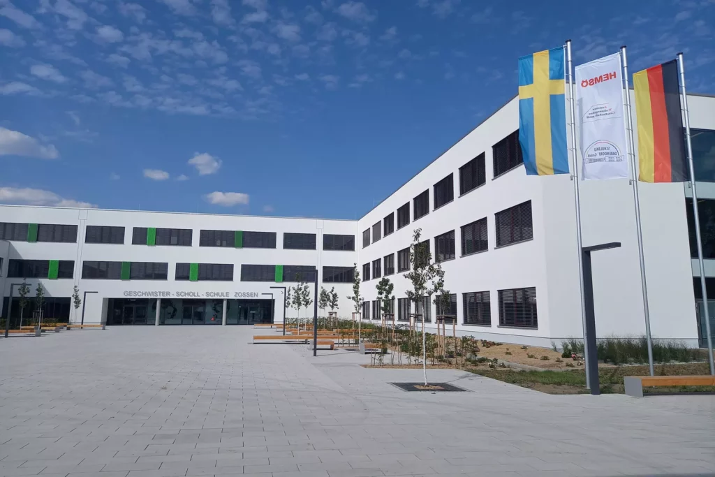 The new school building in Zossen is white and has three stories.